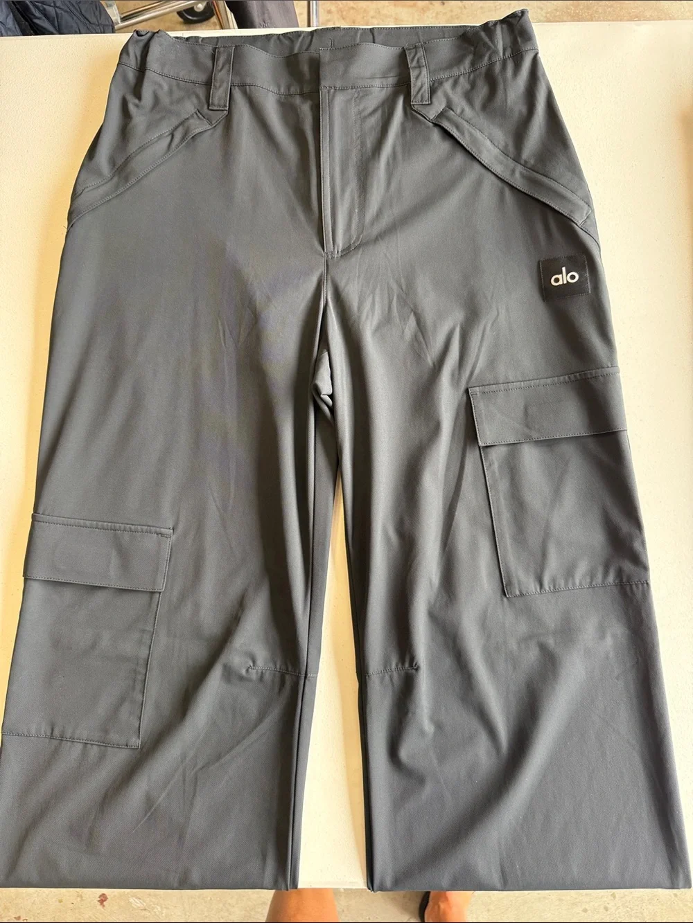 ALO Yoga Women’s Black straight leg Cargo Pants
